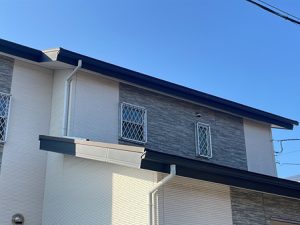 台風で損傷した屋根樋